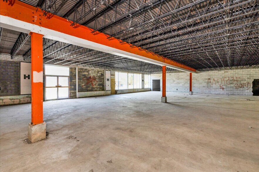 More Photos Of 2025-2027 Center Point Rd, Birmingham Unknown For Lease