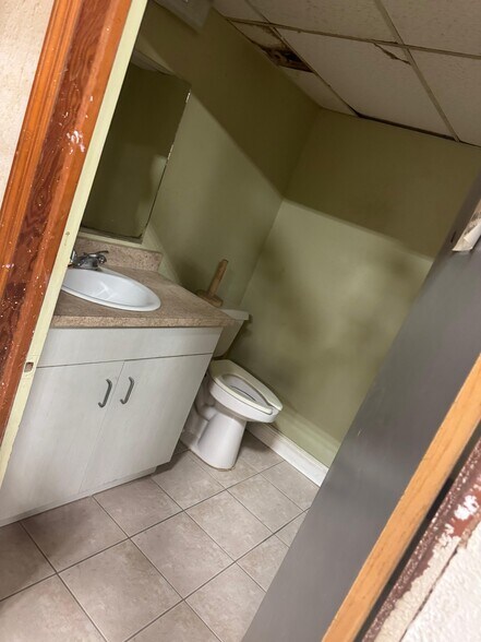 More Photos Of 4006 W Crest Ave, Tampa Industrial For Lease