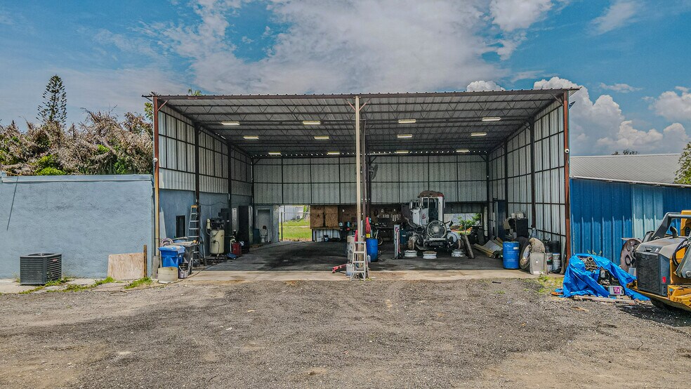 More Photos Of 6911 Gibsonton Dr, Gibsonton Warehouse For Lease