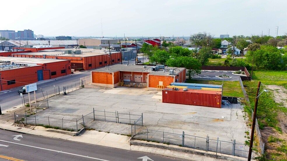 More Photos Of 1403 E Houston St, San Antonio Flex For Lease