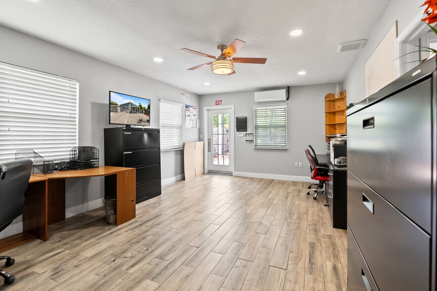 More Photos Of 5424 Edgewater Dr, Orlando Flex For Lease