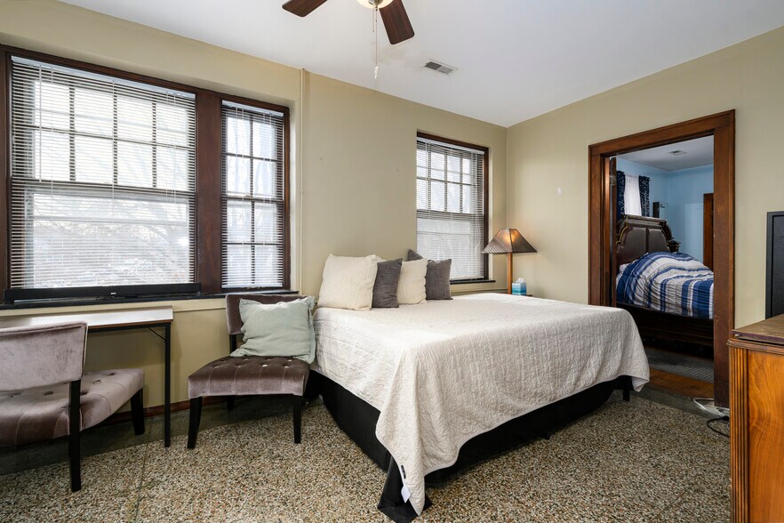 More Photos Of 5001 Pernod Ave, Saint Louis Flex For Sale