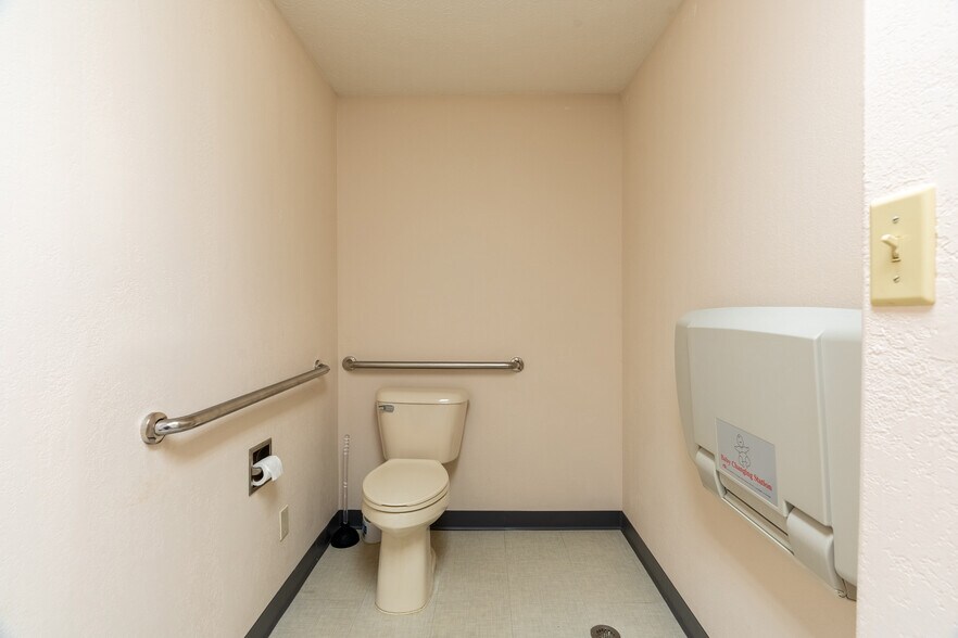 More Photos Of 808 W Prairie St, Marion Office For Sale