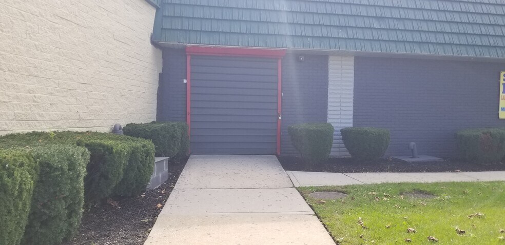 More Photos Of 630 Pine Aire Dr, Bay Shore Freestanding For Lease