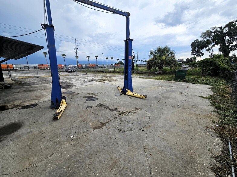 More Photos Of 15217 US 301, Dade City Office For Sale