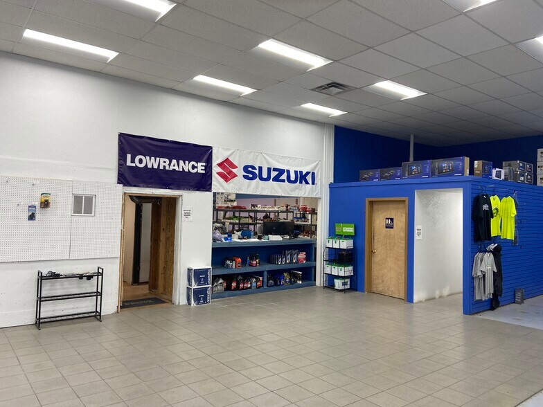More Photos Of 17809 E Appleway Ave, Spokane Valley Showroom For Lease