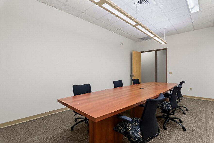 More Photos Of 15 SW Old State Capitol Plz, Springfield Office For Lease