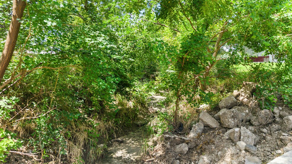 More Photos Of 404 Nugent ave, Johnson City Flex For Sale