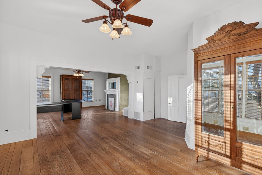 More Photos Of 119 Avenue G, Marble Falls Office For Sale
