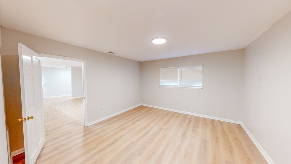 More Photos Of 1300 S Mock Rd, Albany Office Residential For Lease