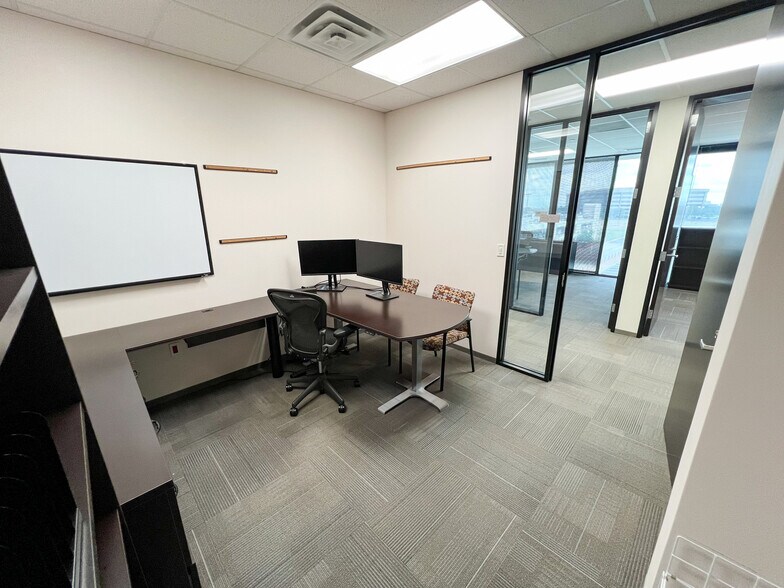 More Photos Of 303 Veterans Airpark Ln, Midland Office For Lease