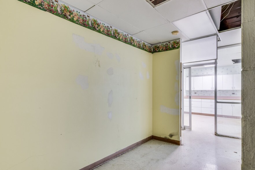 More Photos Of 5410 Allen Rd, Allen Park Medical For Sale
