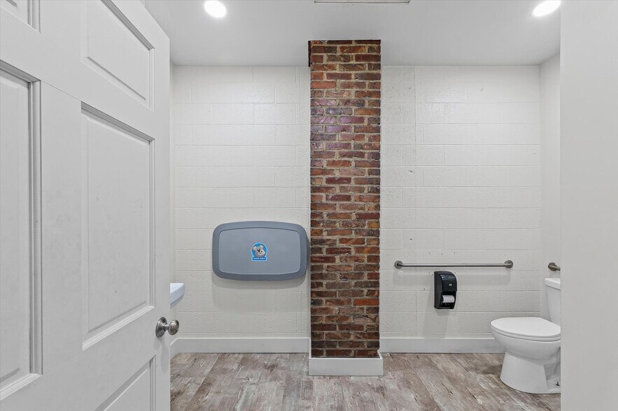 More Photos Of 125 S Market St, Paxton Specialty For Sale