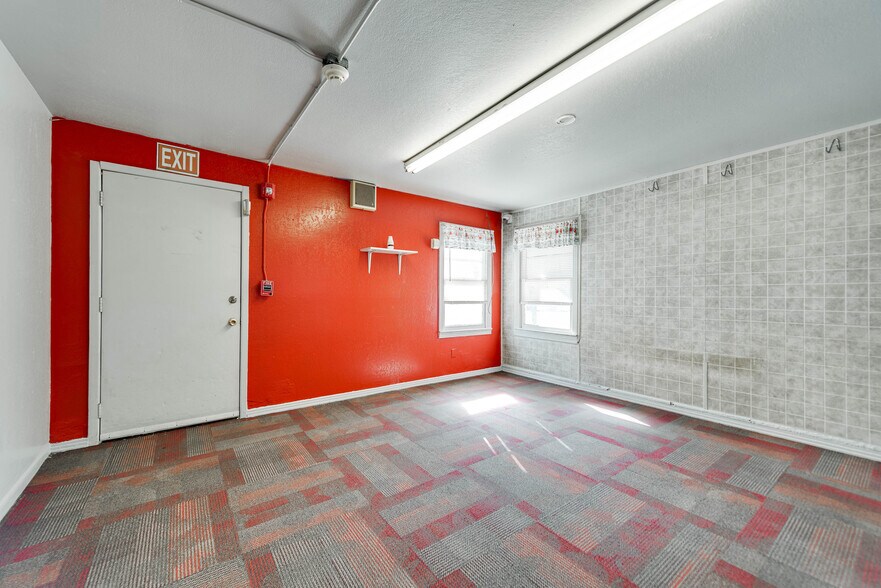 More Photos Of 1005 Austin St, Midland Storefront For Sale