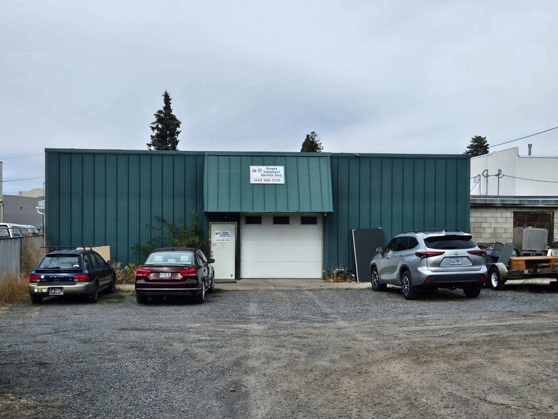 Primary Photo Of 164 Irving ave, Bend Flex For Lease