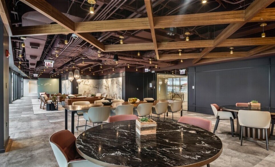 More Photos Of 150 N Wacker Dr, Chicago Office For Lease