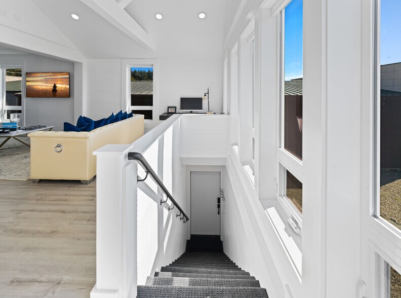 More Photos Of 267 W Sixth St, Port Orford Storefront Retail Residential For Sale