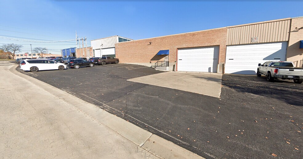 More Photos Of 801-805 N State St, Elgin Warehouse For Lease