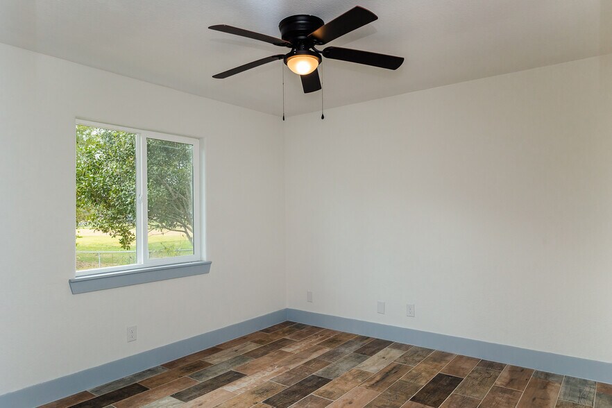 More Photos Of 811 Matchett St, Brenham Apartments For Sale