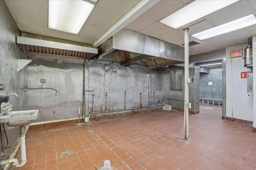 More Photos Of 337 8th Ave W, Palmetto Restaurant For Sale