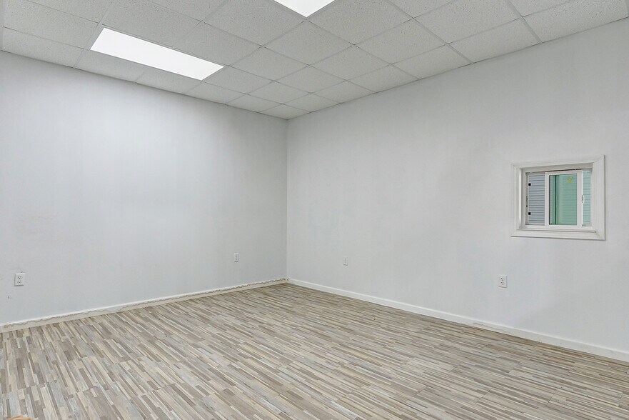 More Photos Of 1631 Highway 6 S, Houston Warehouse For Lease