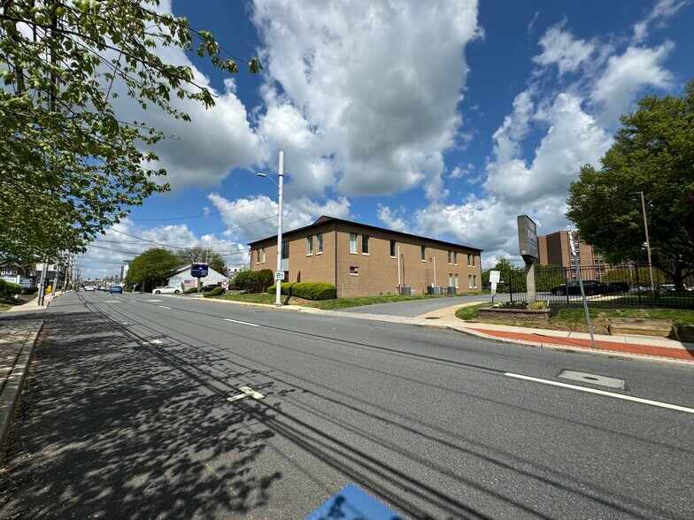 More Photos Of 324 E Main St, Newark Medical For Lease