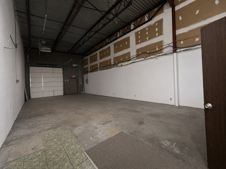 More Photos Of 3601 W Harry St, Wichita Flex For Lease