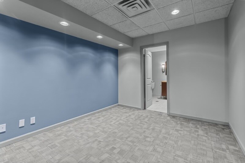 More Photos Of 555 S Perryville Rd, Rockford Office For Lease