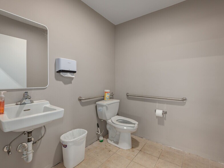 More Photos Of 24 Glendale Ave, Asheville Warehouse For Lease