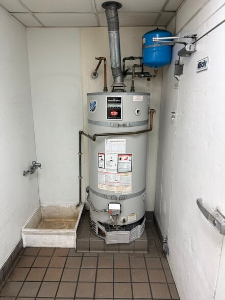 More Photos Of 8325-8349 Foothill Blvd, Sunland Unknown For Lease