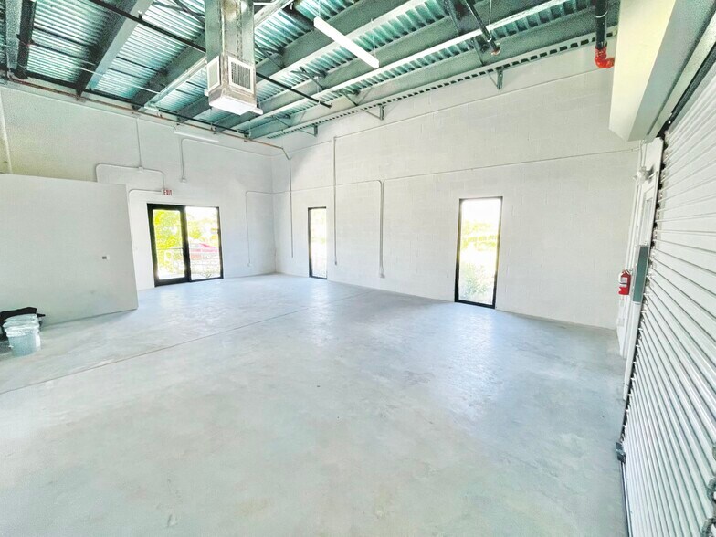 More Photos Of 230 N Congress, Lake Park Flex For Lease