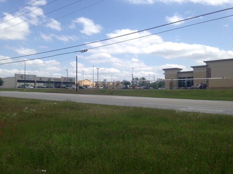 More Photos Of 711 Estes Dr, Longview Freestanding For Lease