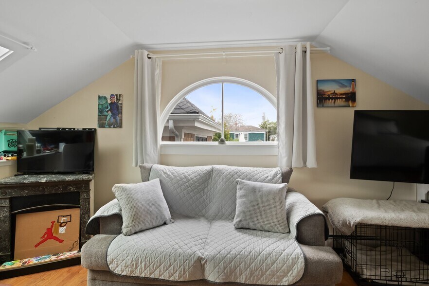 More Photos Of 418 Commercial St, Provincetown Storefront Retail Residential For Sale