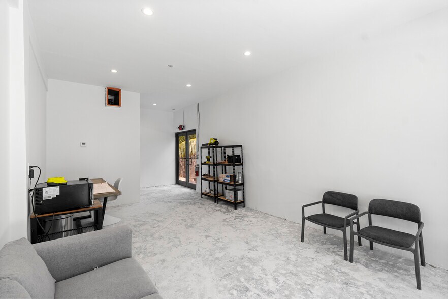 More Photos Of 216 NW 11th St, Miami General Retail For Lease