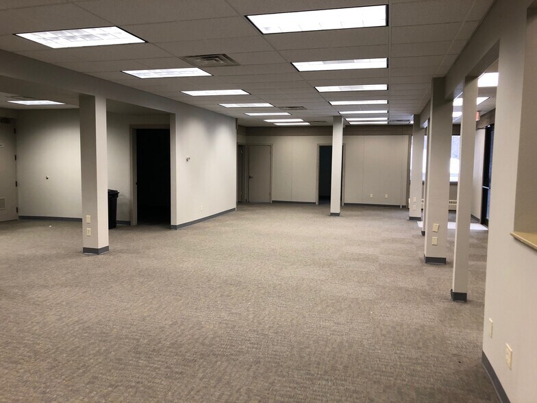 More Photos Of 4211 Glass Rd NE, Cedar Rapids Office For Lease