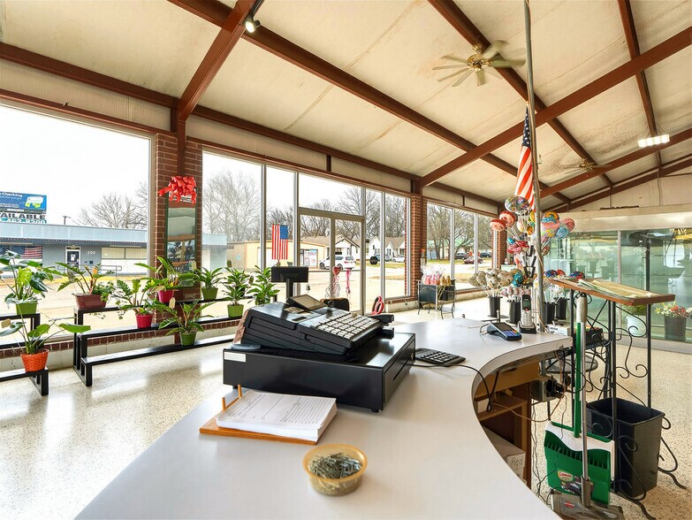 More Photos Of 530 N Mississippi Ave, Ada Freestanding For Sale
