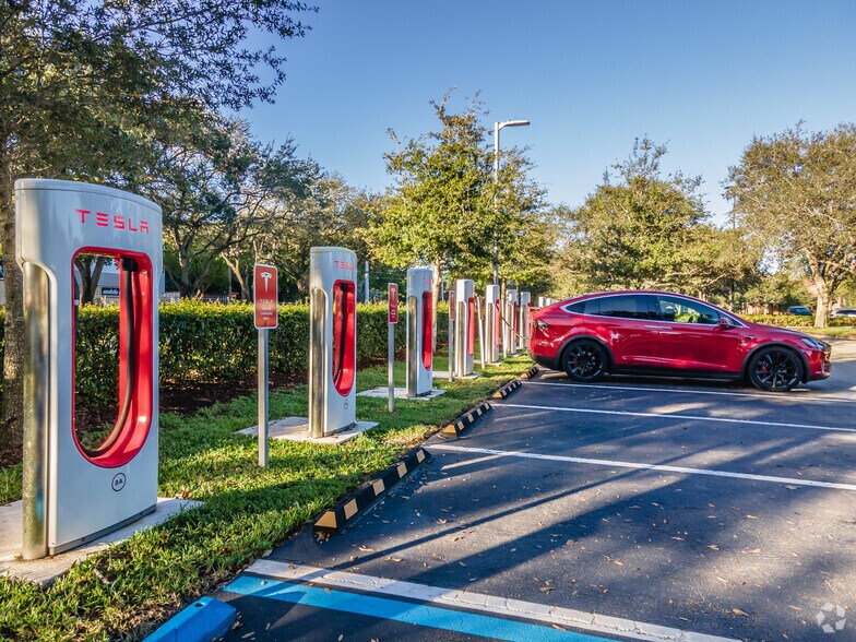 More Photos Of 801 S University Dr, Plantation Freestanding For Lease