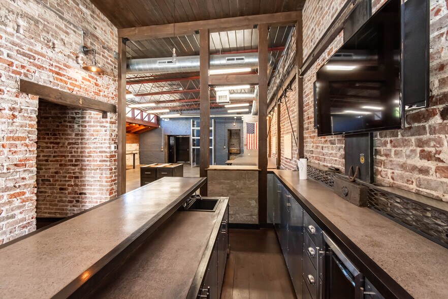 More Photos Of 453 Lincoln Blvd, Lincoln Freestanding For Sale