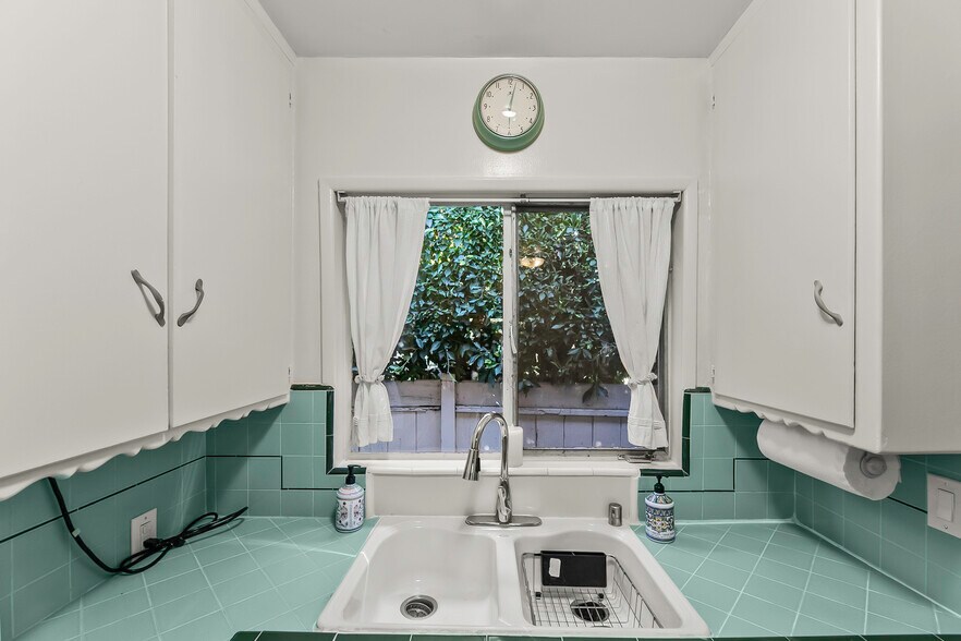 More Photos Of 1167 Nelrose Ave, Venice Apartments For Sale
