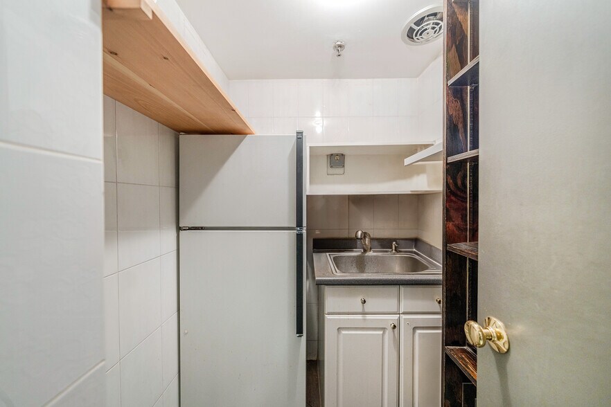 More Photos Of 560 Main St, Fort Lee Freestanding For Sale