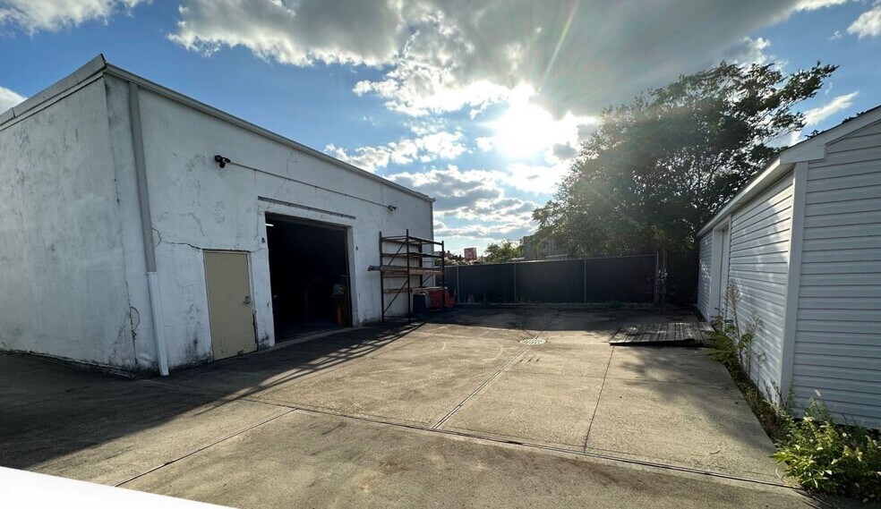 More Photos Of 77 Gazza Blvd, Farmingdale Showroom For Sale