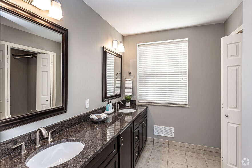 More Photos Of 4339 Roanoke Pkwy, Kansas City Apartments For Sale