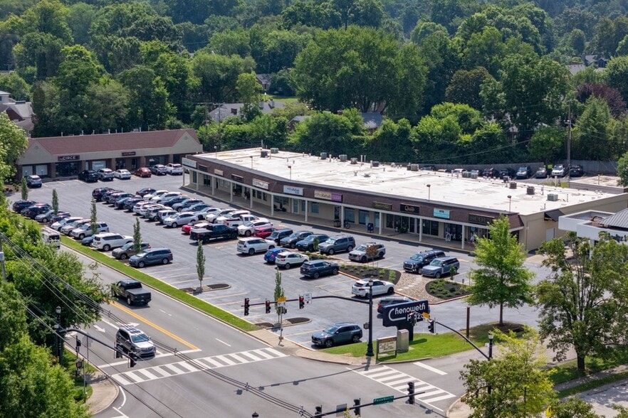 More Photos Of 3642 Brownsboro Rd, Louisville Unknown For Lease