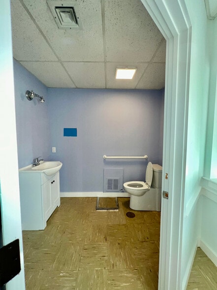 More Photos Of 2 Center St, Tariffville Freestanding For Sale