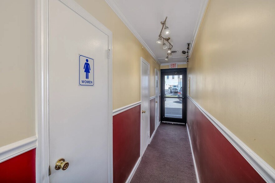 More Photos Of 1551 Kellum Pl, Mineola Office For Sale