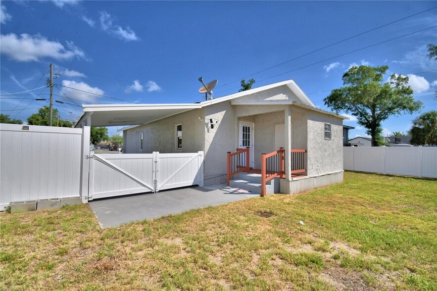 More Photos Of 208 Center St, Auburndale Office For Sale