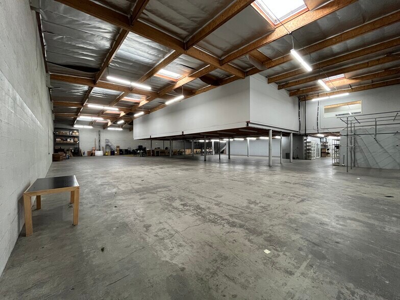 More Photos Of 337 S Anderson St, Los Angeles Manufacturing For Lease