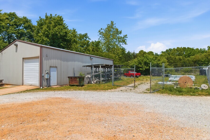 More Photos Of 1015 Preacher Roe Blvd, West Plains General Retail For Sale