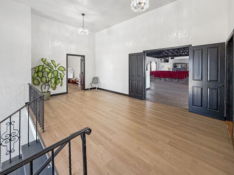 More Photos Of 7101 Menlo Ave, Los Angeles Specialty For Sale