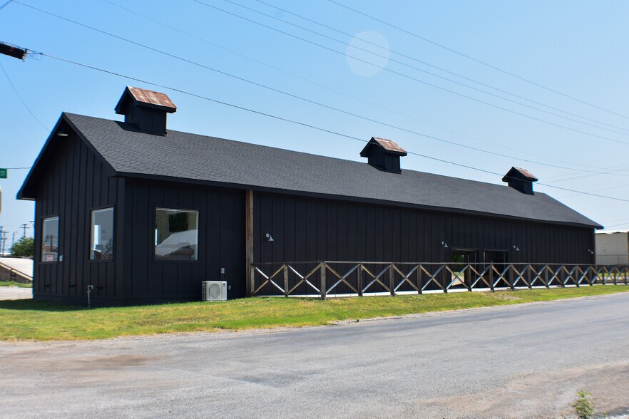 More Photos Of 101 N Mason St, Bowie Warehouse For Sale
